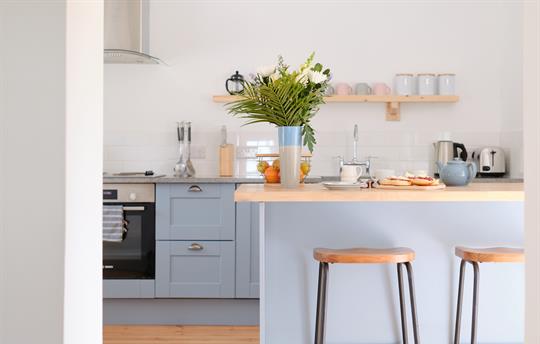 Kitchen and breakfast bar
