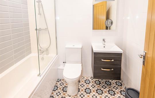 Private bath/shower room