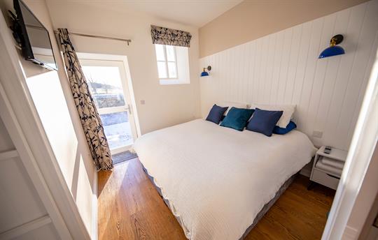 Bedroom with access to the garden