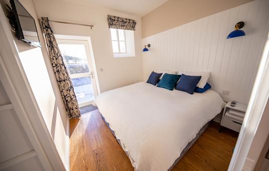 Bedroom with access to the garden