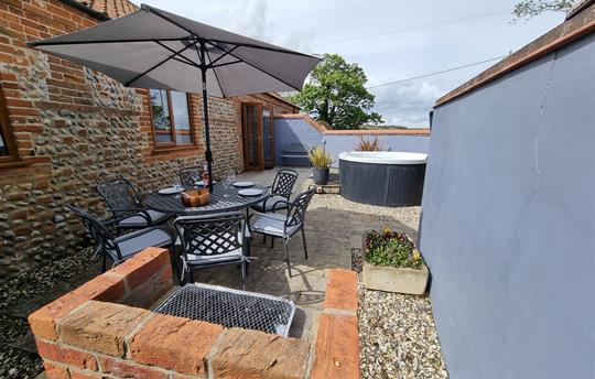 BBQ, outdoor furniture and hot tub