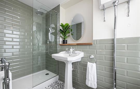 bedroom 4 en-suite Ty Glas Beach House