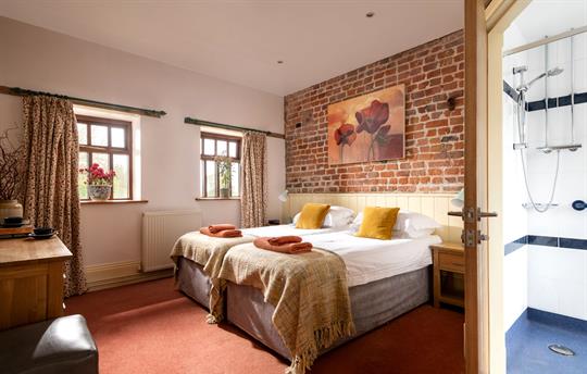 The Roost  en-suite bedroom. Heritage Escapes