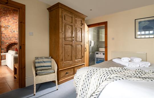 Turnip House bedroom to en-suite