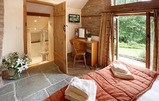 Superking/twin room with doors to the garden