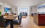 Open woonkamer met 65-inch smart-tv