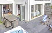 Prive-patioterras met eettafel en bubbelbad