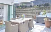 Perfect onderhoudend terras met bubbelbad