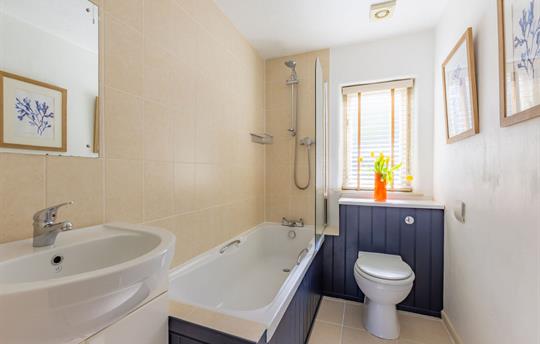 Kittiwake Cottage Bathroom, Broomhill Manor