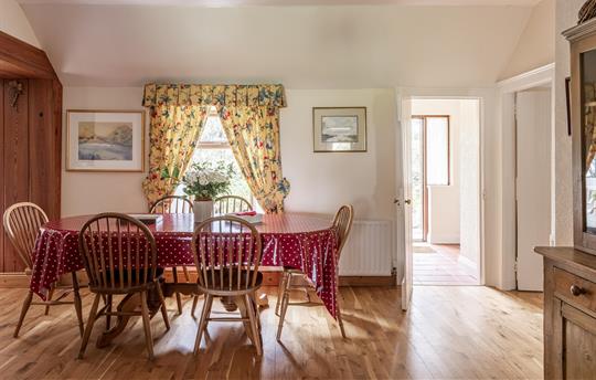 Little Orchard Cottage dining area