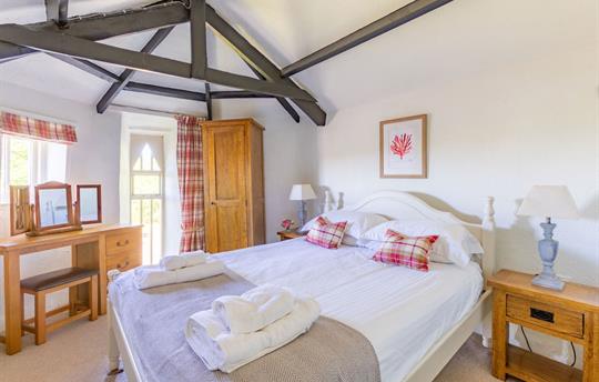 Round House Master Bedroom, Broomhill Manor