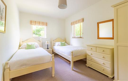 Kingfisher Cottage Twin Bedroom Broomhill Manor