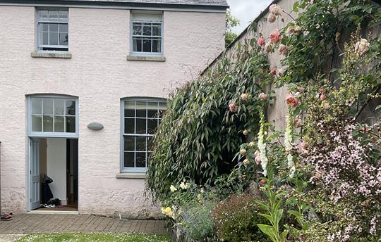 Downas exterior and garden