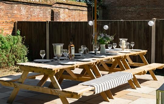 Outdoor dining on patio seating for 10 chairs