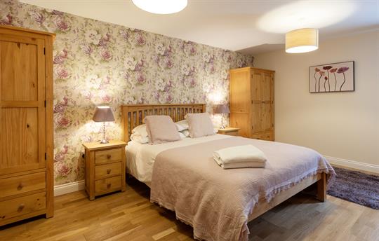 Master Bedroom Oak Cottage 