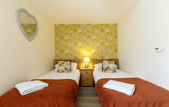 Twin bedroom Oak Cottage 