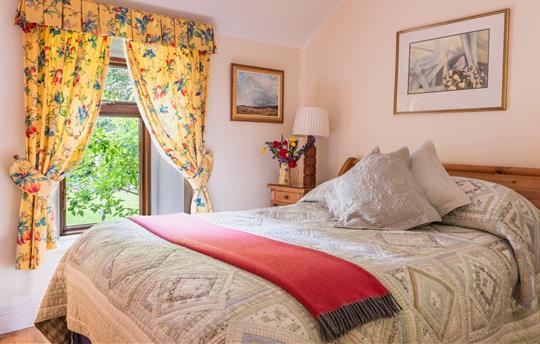 Little Orchard Cottage double queen bedroom