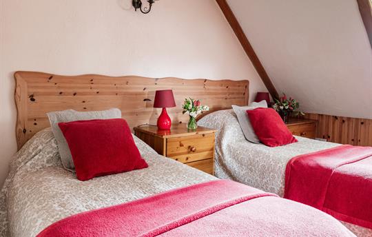 Apple Loft Cottage twin bedroom and en suite