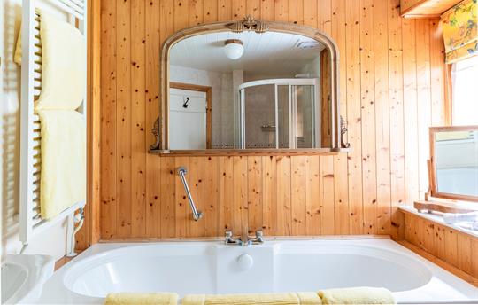 Honeymoon Cottage bathroom