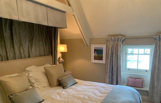 Ring and Thimble romantic bedroom