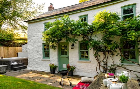 Alfresco dining in the garden 