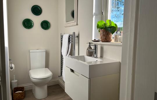 Finch Barley shower room at The Cider Mill