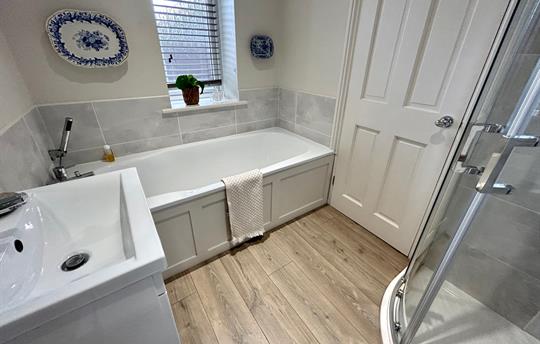 Summer Bough bathroom at The Cider Mill