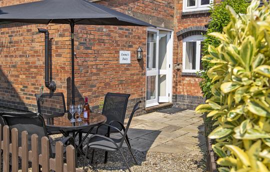 Patio & Enclosed Garden area - Perfect for pets
