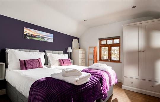 Bedroom 2 with 2' 6" twin/king zip & link beds