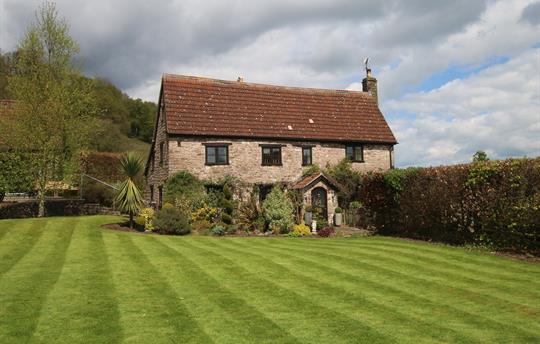 The Manor | Sleeps 8 | 4 Bed, 3 Bath | Safe Garden