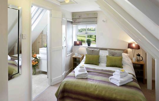 Brambles Bedroom – Cozy & Elegant