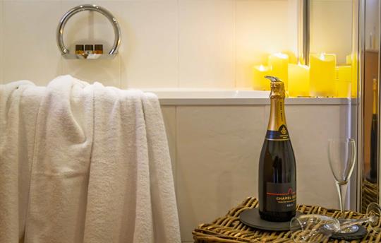 Relax with some fizz in the bath at Urlay Nook