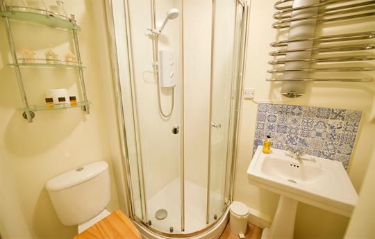 Minnie's Cottage shower room