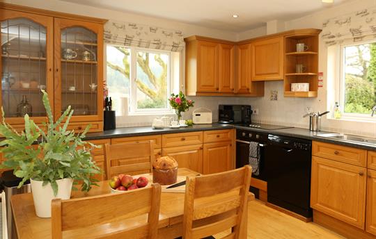 Well-equipped kitchen with dining table for 4