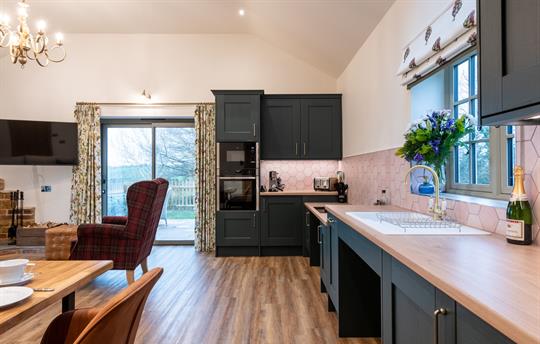 Accessible kitchen with roll under sink and hob