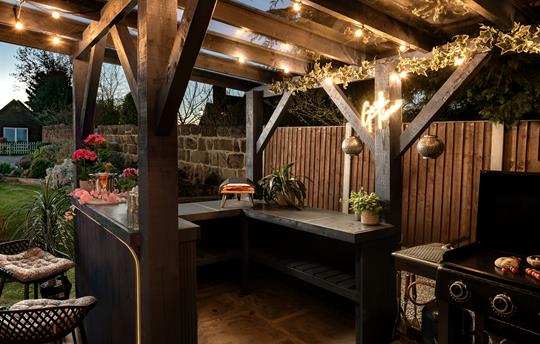 BBQ, Pizza Oven and Bar area all undercover