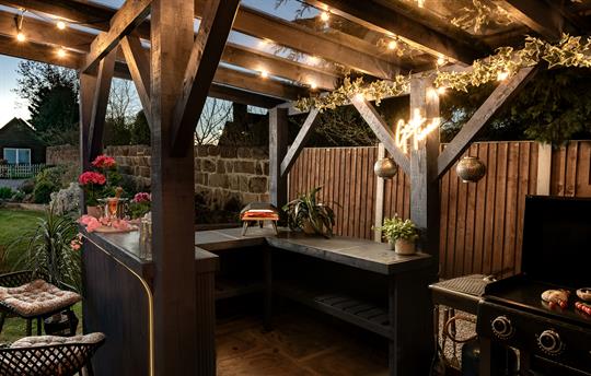 BBQ, Pizza Oven and Bar area all undercover