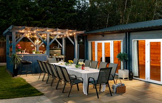 Enjoy your evening altogether Al fresco!