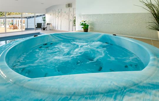 Wonderful hot tub next to the swimming pool