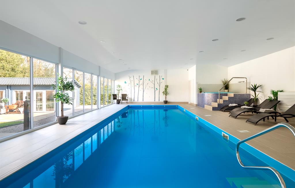 Stunning warm 12m swimming pool, constant depth 