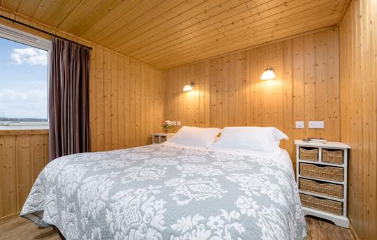 Super Kingsize bed in Ground floor ensuite bedroom