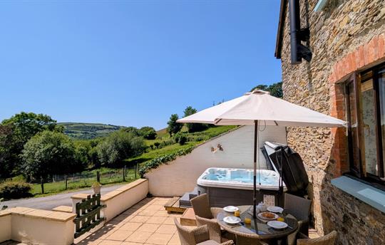 Aylesbury Cottage Terrace & Hot Tub