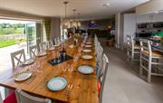 De ruime eetkamer van The Rookery