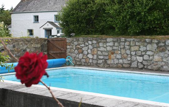 Private outdoor pool (heated May - Oct)