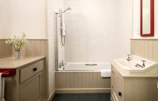 Ty Trol bathroom, Gwanas Fawr Holiday Cottages