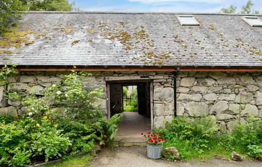 Gwanas Fawr games barn
