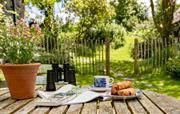 Ontspannen buiten Ty Neuadd, Gwanas Fawr Cottage