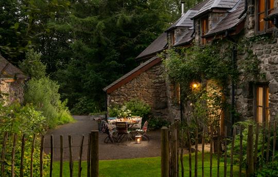 Dusk outside Ty Neuadd Gwanas Fawr Cottages