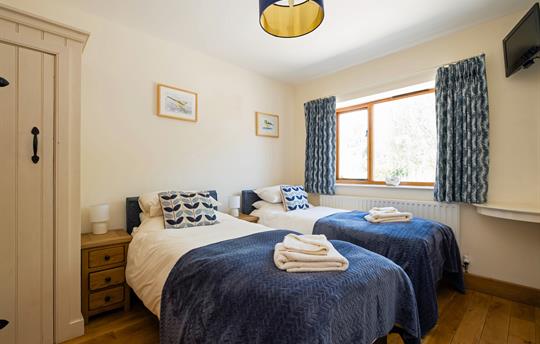 Cherry ensuite bedroom - can be superking or twin