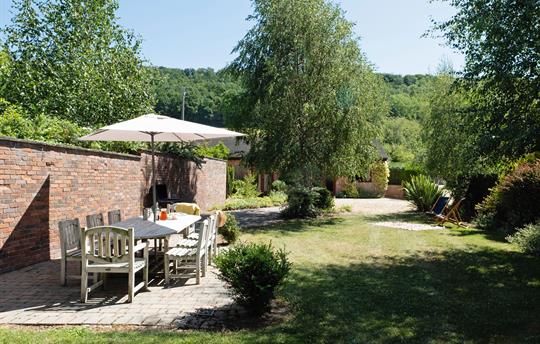 Patio furniture & bbq, perfect for al fresco meals